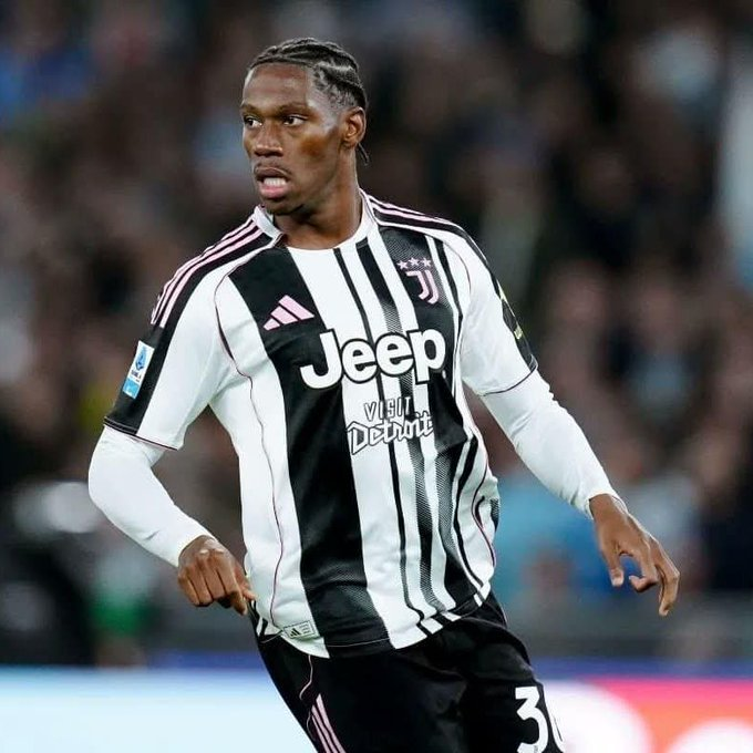 يواجه جوناثان ديفيد صعوبة في التأقلم مع يوفنتوس، وهو ما يؤثر على مستواه.. وصل المهاجم هادئًا ومنطوٍ، وكان يواجه صعوبات مع اللغة ومتطلبات الدوري الإيطالي، ومنذ ذلك الحين أصبح أكثر انعزالًا داخل غرفة الملابس.. حتى اللاعبون المخضرمون استبعدوه من وجبات الفريق غير الرسمية، ودعوه في مناسبات نادرة فقط وهو تباعد متعمد أدى إلى انطوائه أكثر، وما ينعكس سلبًا على أدائه حاليًا.. Tuttosport 