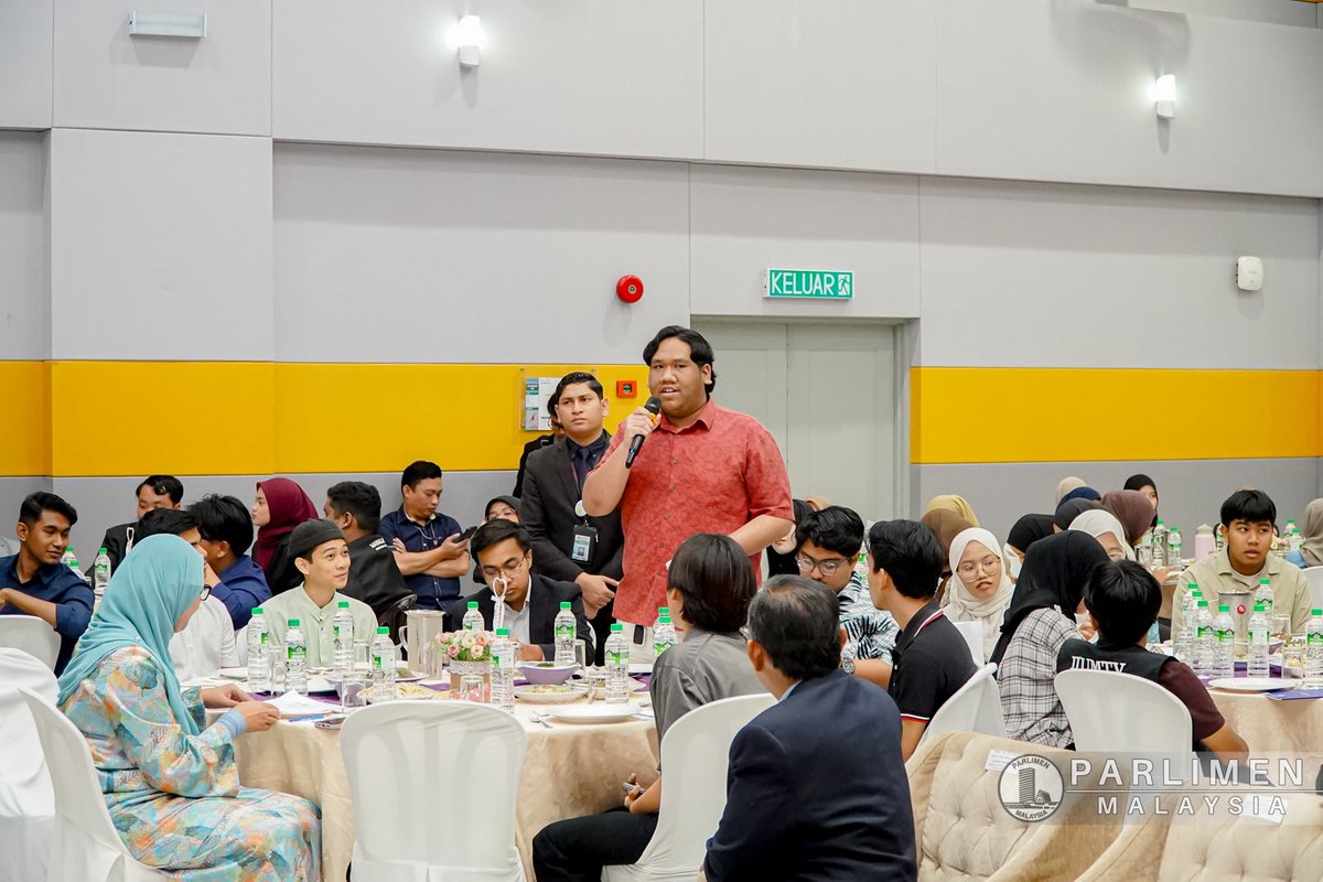 imran_farish's tweet photo. Does Parlimen Belia really empower youth or quietly sideline us from the real Dewan Rakyat? 

Yesterday, I had the chance to ask Tan Sri Johari Abdul, Speaker of the Dewan Rakyat in A Conversation With H.E. Tan Sri Dato' Dr. Johari bin Abdul @ IIUM.

@OfficialIIUM @JohariAbdul_MY https://t.co/RsZpujT8sJ