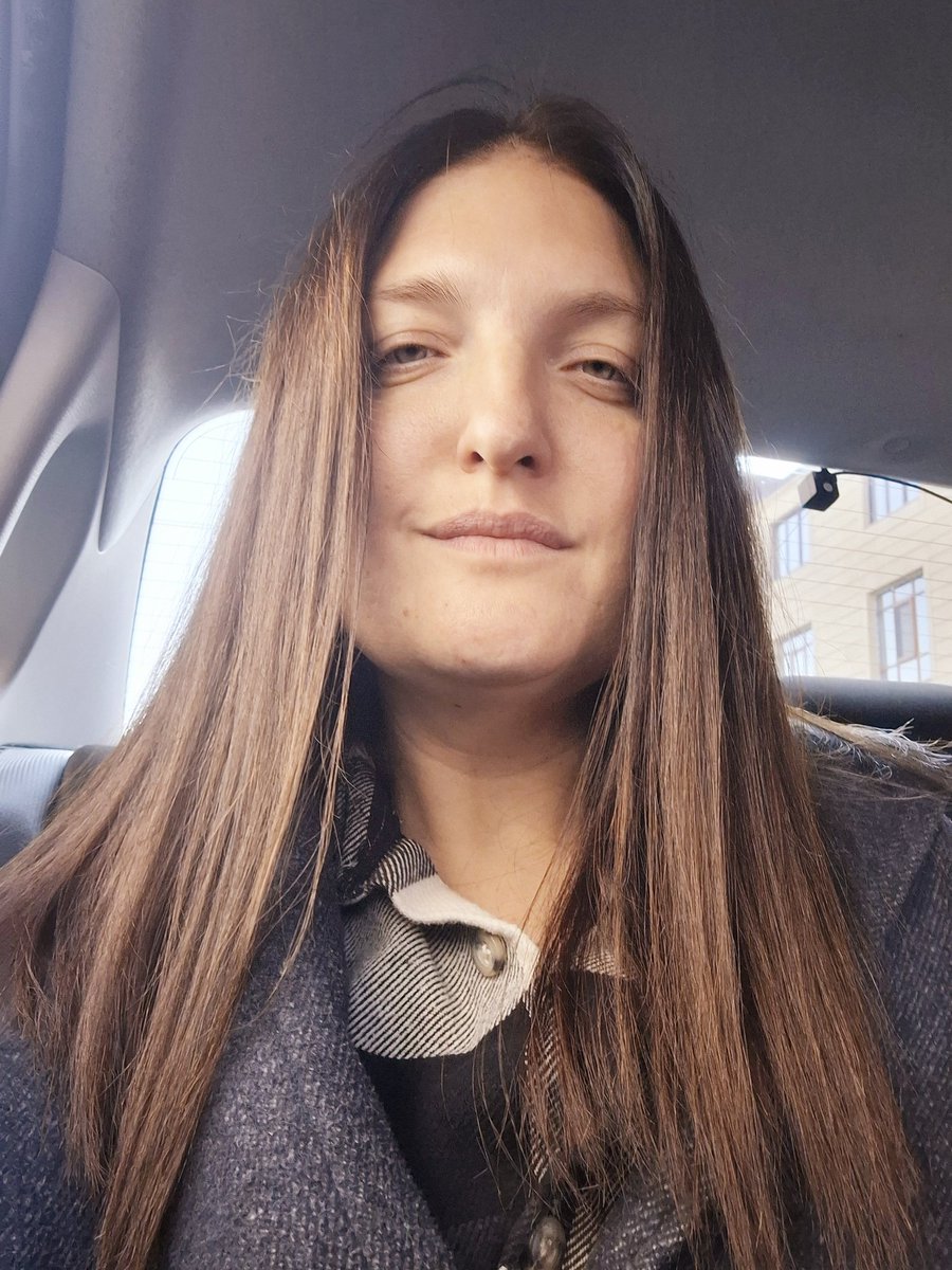 Мне сегодня 39.
Первый год за много лет, когда я не хочу подводить итоги, строить планы
Миллионов я не заработала, на десятки кг не похудела, да и в целом в этом году нихуя особенного не произошло. Это отвратительно.
Особенно больно слушать поздравления близких, которые говорят