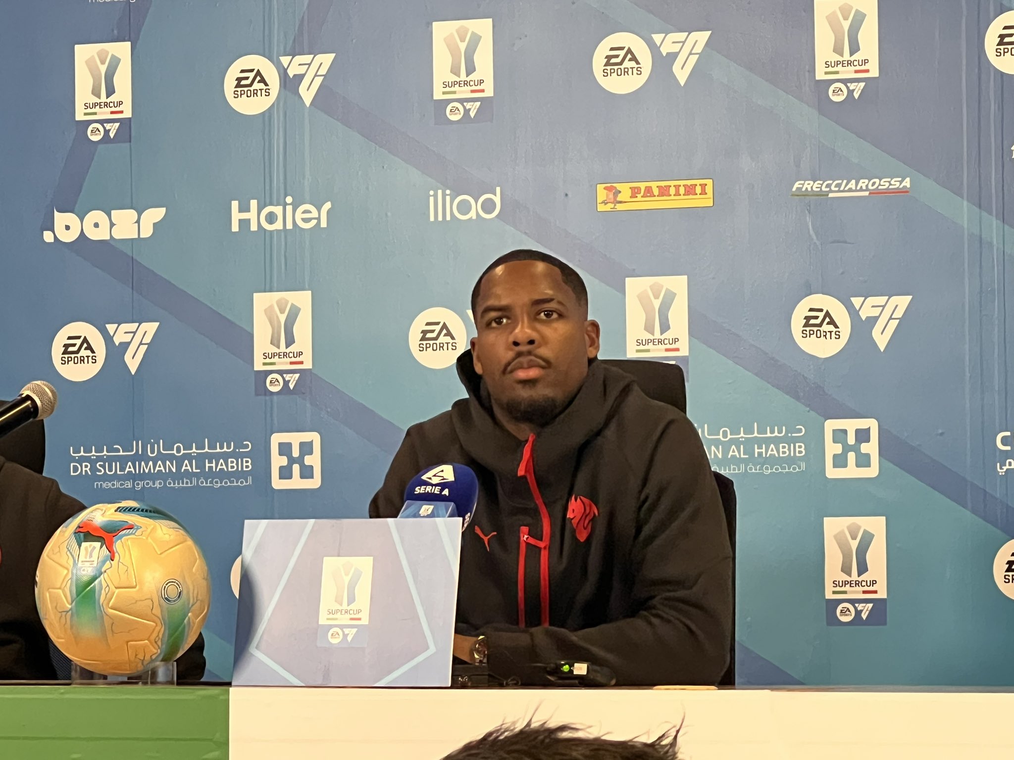 مايك ماينان لاعب فريق ميلان في المؤتمر الصحافي: -العام الماضي فزنا باللقب، ويتوجب علينا أن نكون في أعلى درجات التركيز في لقاء نابولي، لأننا إذا لم نفز لن نتواجد في النهائي. #نابولي_ميلان 