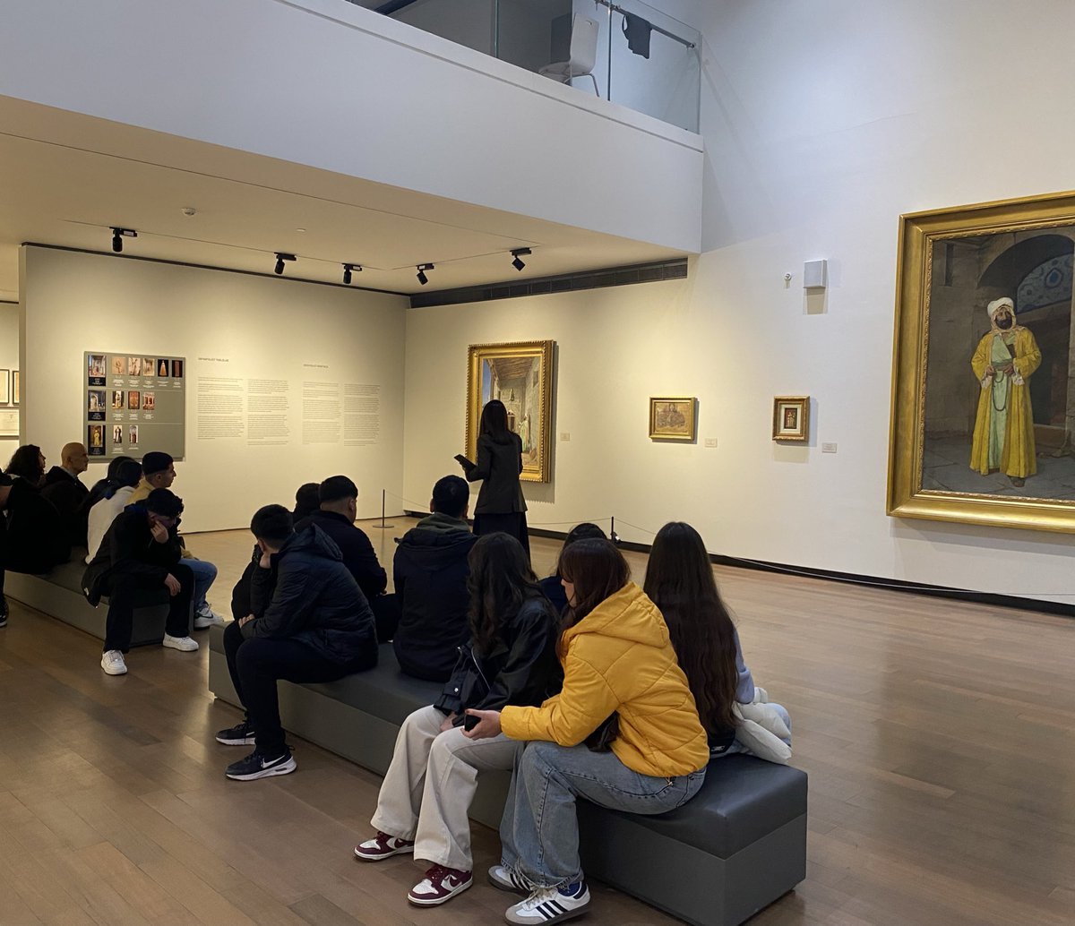 Nazimiye Şehit Mehmet Anadolu Lisesi’nden gelen öğrencilerimiz ve öğretmenlerimiz, Mimar Sinan Güzel Sanatlar Üniversitesi ve Kültür Üniversitesi'ne ziyaretlerinin devamında Öğr. Gör. Dr. Duygu Atalay Şimşek’in rehberliğinde MSGSÜ İstanbul Resim ve Heykel Müzesi’ni gezdiler. 

Bu