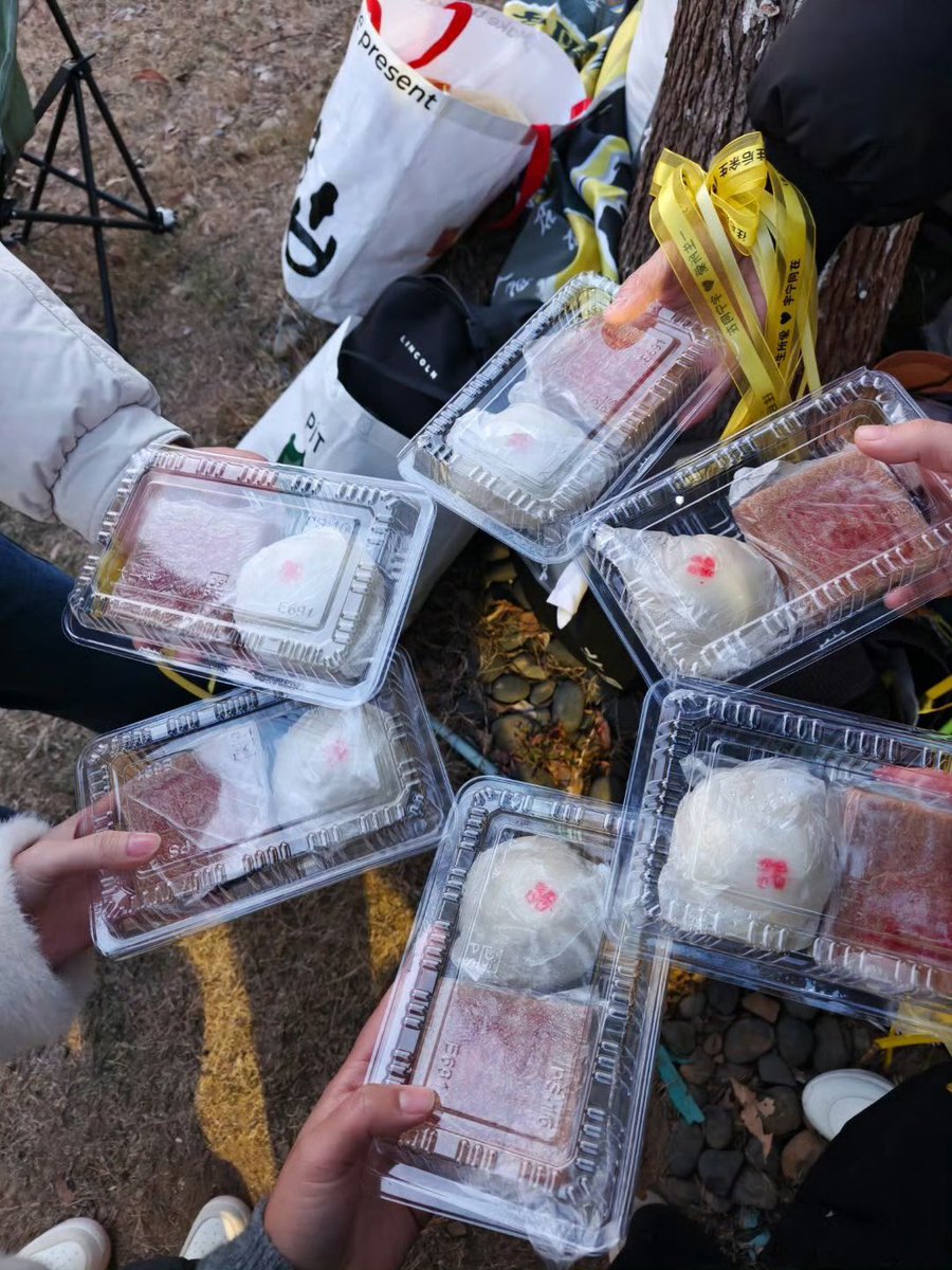 #LiuYuning bought this for the fans waiting outside. He is the best 😭😭😭😭😍