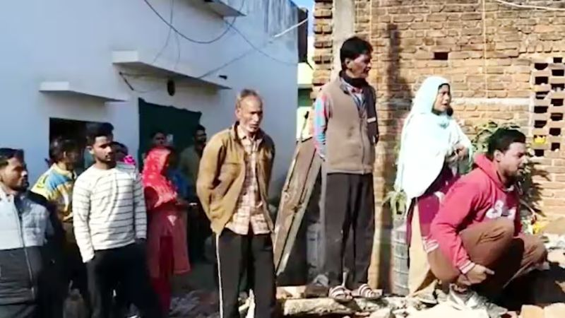 22 फीट की सड़क पर कब्जा कर मुस्लिमों ने छोड़ी थी मात्र 2 फीट जगह

प्रशासन ने जमींदोज किए 22 अवैध मकान

छतरपुर में चला बुलडोजर

hindi.opindia.com/news-updates/a…