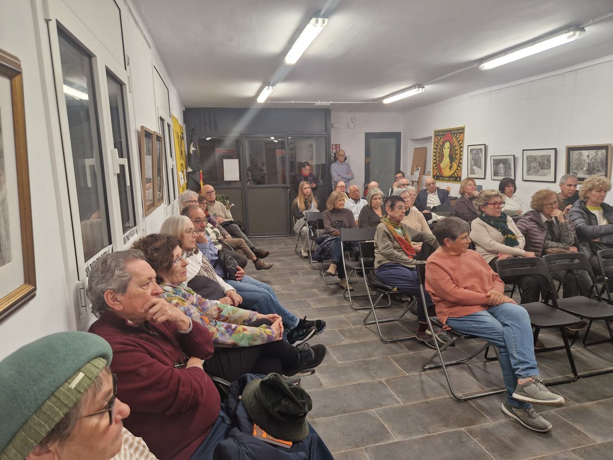 Ahir vam presentar "Tres dies d'agost" a Mataró, amb Damià del Clot <a href="/ClotDel/">Damià del Clot Trias</a>. Gràcies als que vau omplir el local de l'<a href="/MataroxIndep/">ANC Mataró</a> i que feu créixer dia a dia aquest llibre