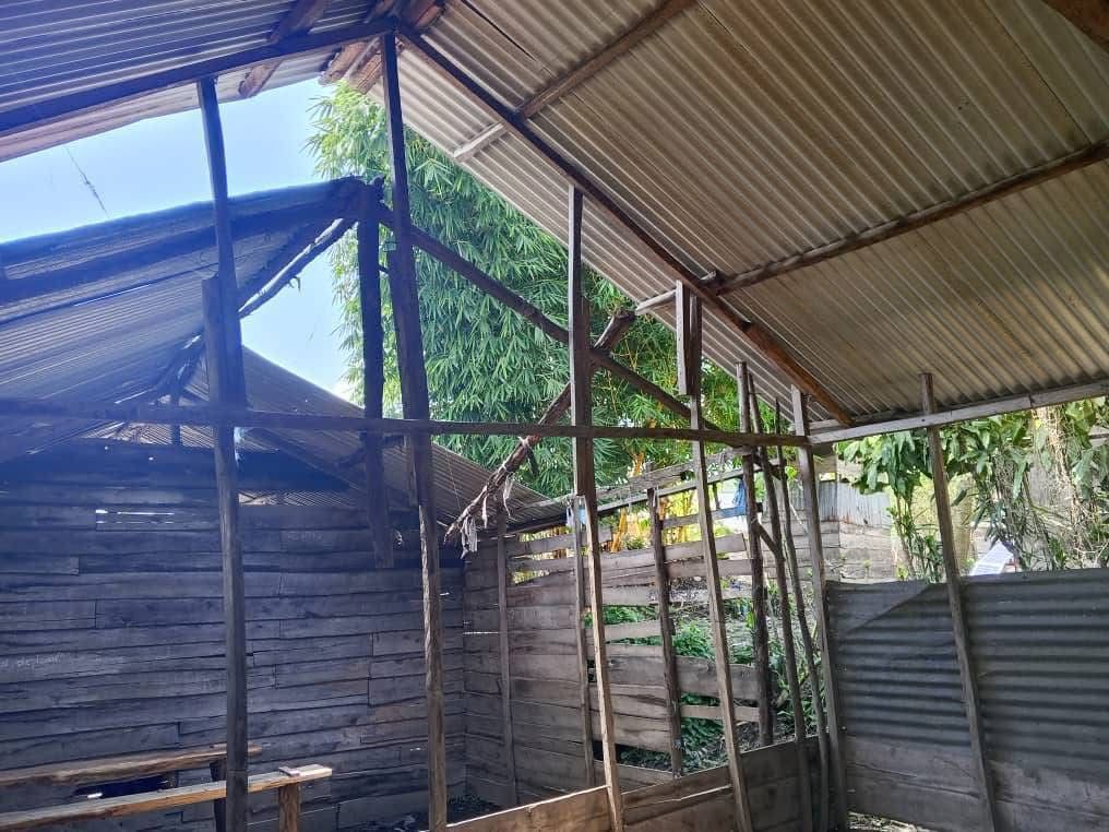 JuventaAcademy's tweet photo. L'etat de salles de classe à l'institut Mupfuni dans le territoire de Masisi. @GPforEducation @UNICEFEducation @alainfoka2005 @UNGEI https://t.co/jr2y274lEK