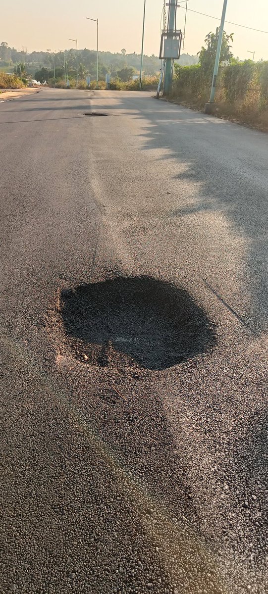 G53349940G's tweet photo. @Captain_Mani72 @BDAOfficialGok
@NPKLOpenForum
Disappointed with the new road quality in NPKL. Basic standards have ignored:
- Uneven finishing
- Manholes sitting dangerously below the surface
-Poor leveling
This is a safety hazard.Pls inspect this work immediately. #RdSafety https://t.co/Rag6asqMNH
