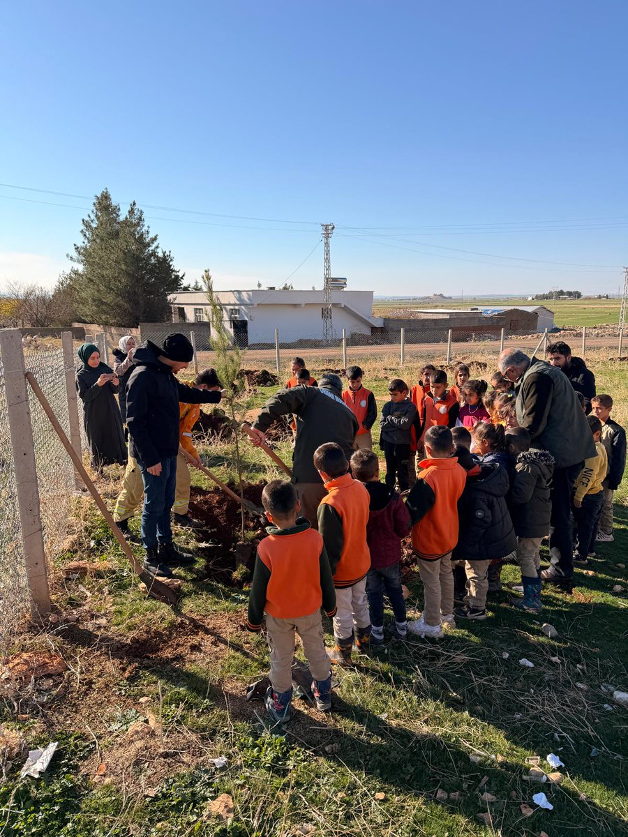 Orman işletme  Müdürlüğümüze bağlı Ergani İşletme Şefliğimizden Minik Kalplere Doğa ve Orman Sevgisi Eğitimi
🔸️ "Yeşil Vatan – Benim Okulum Geleceğe Çare Projesi" kapsamında Ergani tevekli İlk ve Ortaokulu öğrencileri ile birlikte  fidanları toprakla buluşturduk.