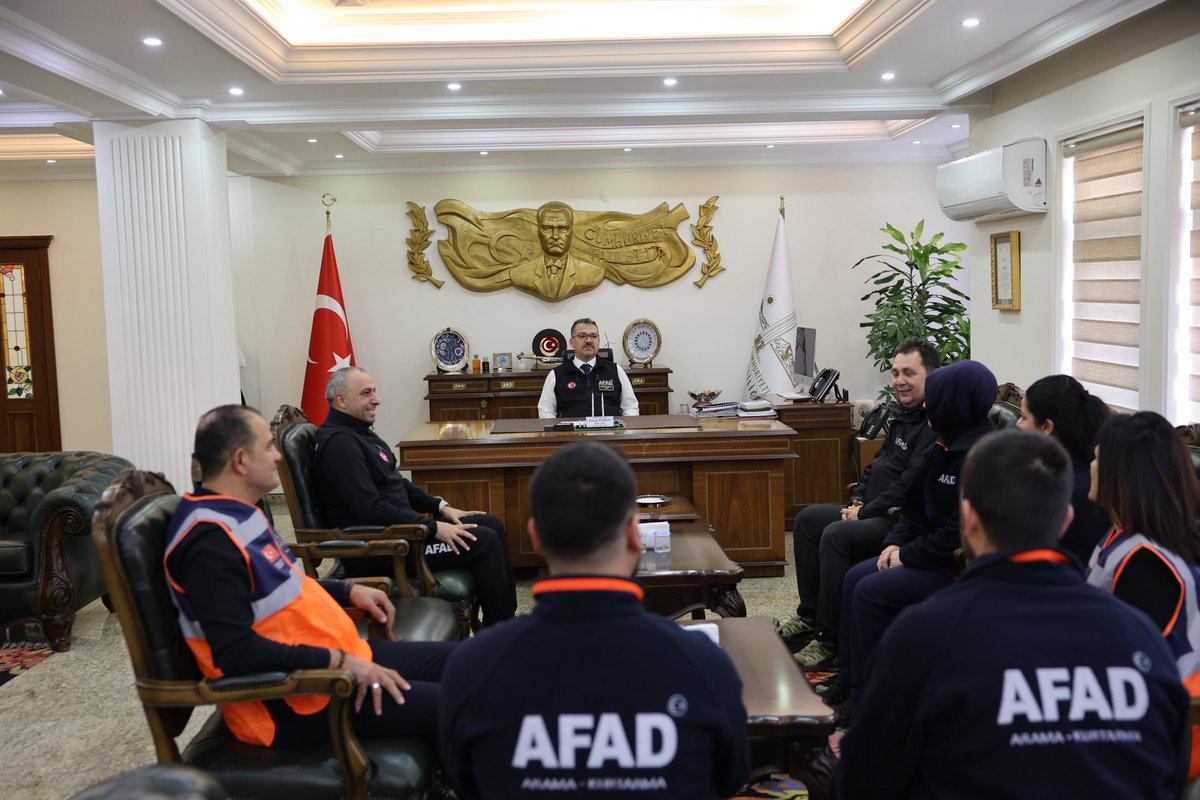 igdirvaliligi's tweet photo. AFAD 16 Yaşında 🇹🇷

Valimiz Ercan Turan, AFAD’ın 16’ncı kuruluş yıl dönümü dolayısıyla İl Afet ve Acil Durum Müdürü Fikret Deniz ve beraberindeki AFAD personel ve gönüllülerini makamında kabul etti.

Ziyaretten duyduğu memnuniyeti ifade eden Valimiz Turan, afet ve acil durumlara hazırlık, müdahale ve koordinasyon noktasında AFAD’ın hayati bir görev üstlendiğini vurguladı.
