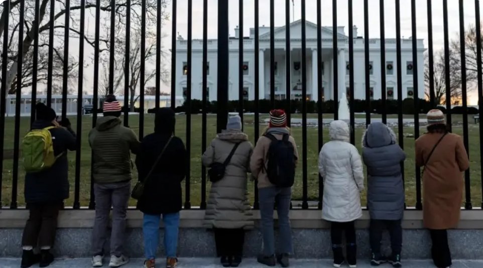 ترمب يوسّع حظر السفر الأمريكي ليشمل خمس دول إضافية 