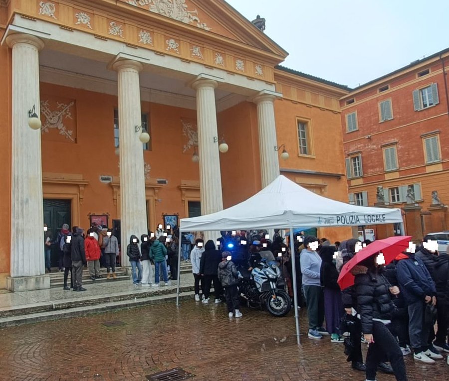 Educazione stradale in Piazza Martiri, la Polizia Locale incontra gli studenti di Carpi