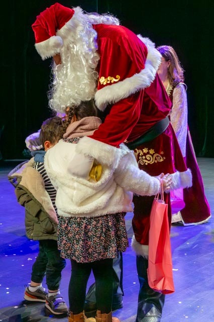 <a href="/LFStephanais/">Le Foyer Stephanais</a> soutient les initiatives des associations pour le lien social. Ainsi, nous sommes partenaires du collectif Vivre Ensemble <a href="/VEVDR/">Collectif Vivre Ensemble</a> qui a organisé un très beau spectacle de Noël pour les familles le 14 décembre au théâtre de l'Arsenal. <a href="/valdereuil_info/">Val-de-Reuil</a>   <a href="/Groupe_VYV/">Groupe VYV</a>