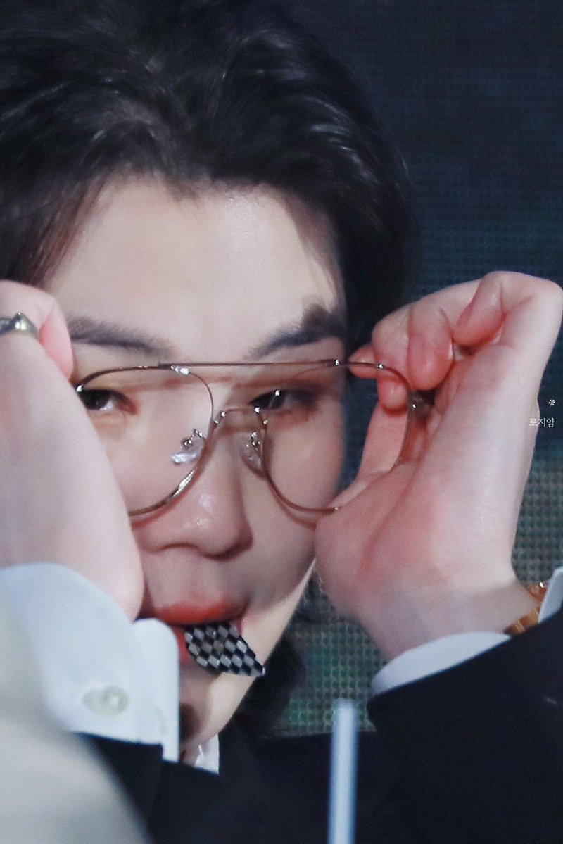 우자 tweet media