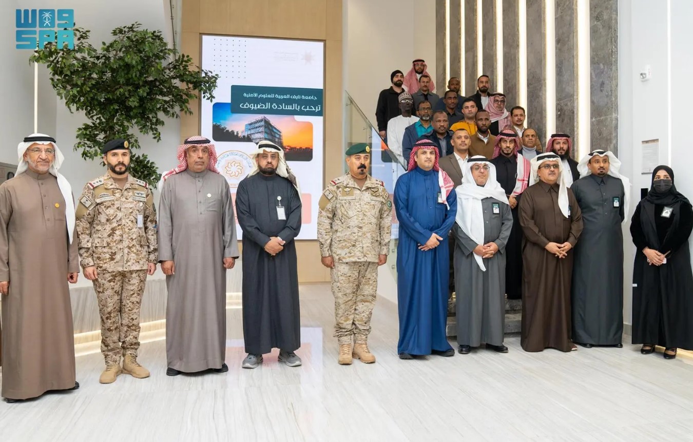 صور .. وفد من التحالف الإسلامي يزور جامعة نايف العربية للعلوم الأمنية.. اطّلع الوفد خلال الزيارة على أبرز البرامج العلمية والبحثية التي تقدمها الجامعة، ودورها الريادي مؤسسة عربية متخصصة في الدراسات الأمنية. 