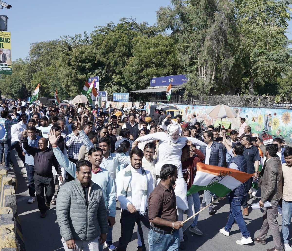 DrVikasAjmer's tweet photo. केंद्र की अहंकारी मोदी-शाह सरकार द्वारा ED व अन्य संवैधानिक संस्थानों के दुरूपयोग के विरोध में अजमेर जिला कलेक्टर कार्यालय के सामने शहर-ग्रामीण जिला कांग्रेस कमेटी द्वारा विरोध प्रदर्शन कर पुतला दहन किया गया।

इस अवसर पर शहर कांग्रेस कमेटी के ज़िलाध्यक्ष डॉ. राजकुमार जयपाल जी, पूर्व मंत्री डॉ रघु शर्मा जी, नसीम अख्तर जी, श्री महेंद्र सिंह रलावता जी, भाई शिव प्रकाश गुर्जर, रामचंद्र चौधरी जी, गोपाल बाहेती जी, द्रोपती कोली जी, नौरत गुर्जर जी, सुनील लारा जी, महेंद्र चौधरी जी, सौरभ बजाड जी, भाई मोहित मल्होत्रा, अंकित घारू सहित ब्लॉक अध्यक्ष, मंडल अध्यक्ष एवं अग्रिम संगठनों के पदाधिकारी एवं कांग्रेस कार्यकर्ता उपस्थित रहे।
@INCIndia @INCRajasthan