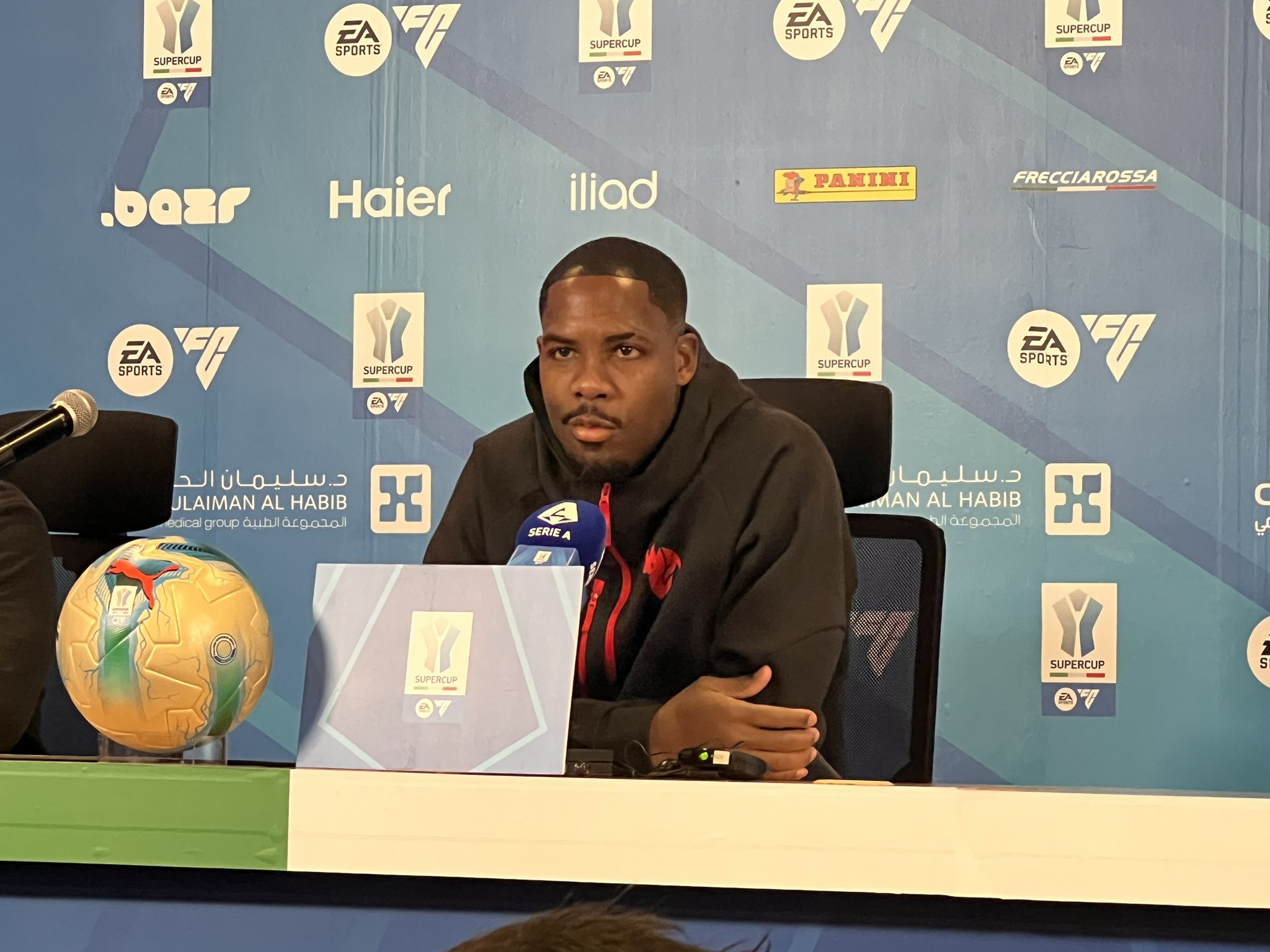 مايك ماينان لاعب فريق ميلان في المؤتمر الصحافي: -رسالتي لجماهير ميلان في السعودية، هي أننا سنحاول تقديم كل مانملك لإسعادهم. #نابولي_ميلان 