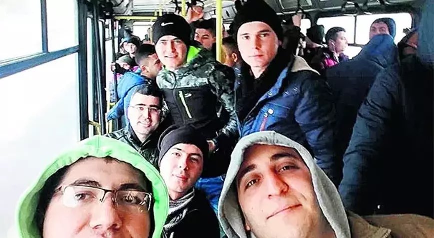 aykiri's tweet photo. 9 yıl önce bugün…

17 Aralık 2016 tarihinde Erciyes Üniversitesi otobüs duraklarına bombalı araçla yapılan saldırıda çarşı iznine çıkan 15 askerimiz şehit düşmüştü. Saldırıyı PKK üstlenmişti.

Kayseri Valiliği, yaptığı açıklamada saldırganın 1990 Van Özalp doğumlu "Çektar Xebat" kod adlı Kasım Yıldırımçakar olduğunu açıklamıştı.