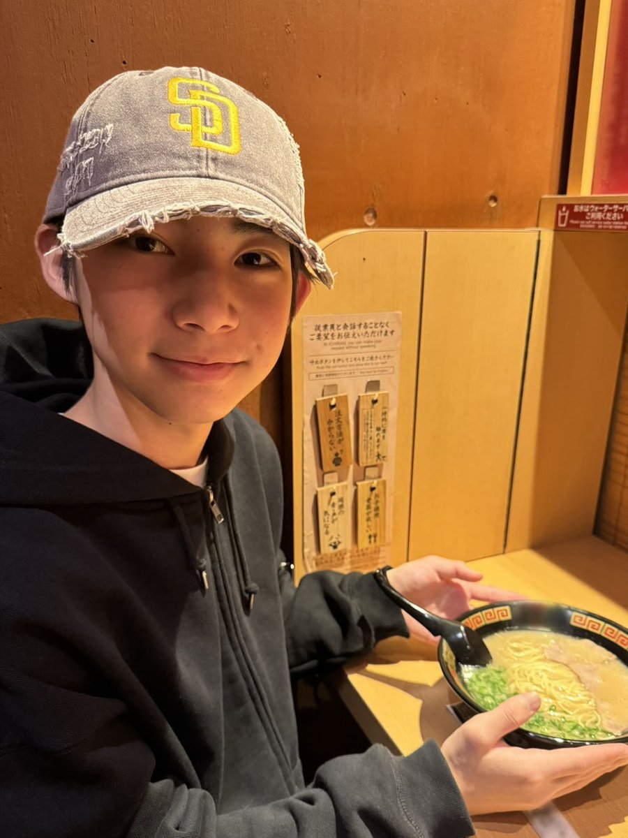 bmsg_trainee's tweet photo. ⸜ ✉️ #LETTER_FROM_AOI ✨ ⸝

皆さんお元気ですか？
実はこう見えて、バリバリの関西人！#_AOI です😆

先日兵庫に帰省したのですが、久しぶりにお兄ちゃんと夜遅くまでゲームをしたり、妹と公園に行ったり、家族でゆったりと過ごすことができました！

そして楽しみにしていたお兄ちゃんの高校の文化祭にも行ってきました！

やっぱり関西といえばたこ焼きですよね🐙
このたこ焼きはお兄ちゃんのクラスの模擬店のたこ焼きで、王道のソースマヨにねぎをトッピングしてもらいました！
熱々でめちゃくちゃ美味しかったです😋

ポン酢×マヨネーズ×七味もオススメですが、皆さんはどんなトッピングで食べるのが好きですか？😊

最近寒くなってきたので、皆さんも温かくして体調に気をつけてください！
☕️(生姜紅茶)

#BMSGTRAINEE #BMSG