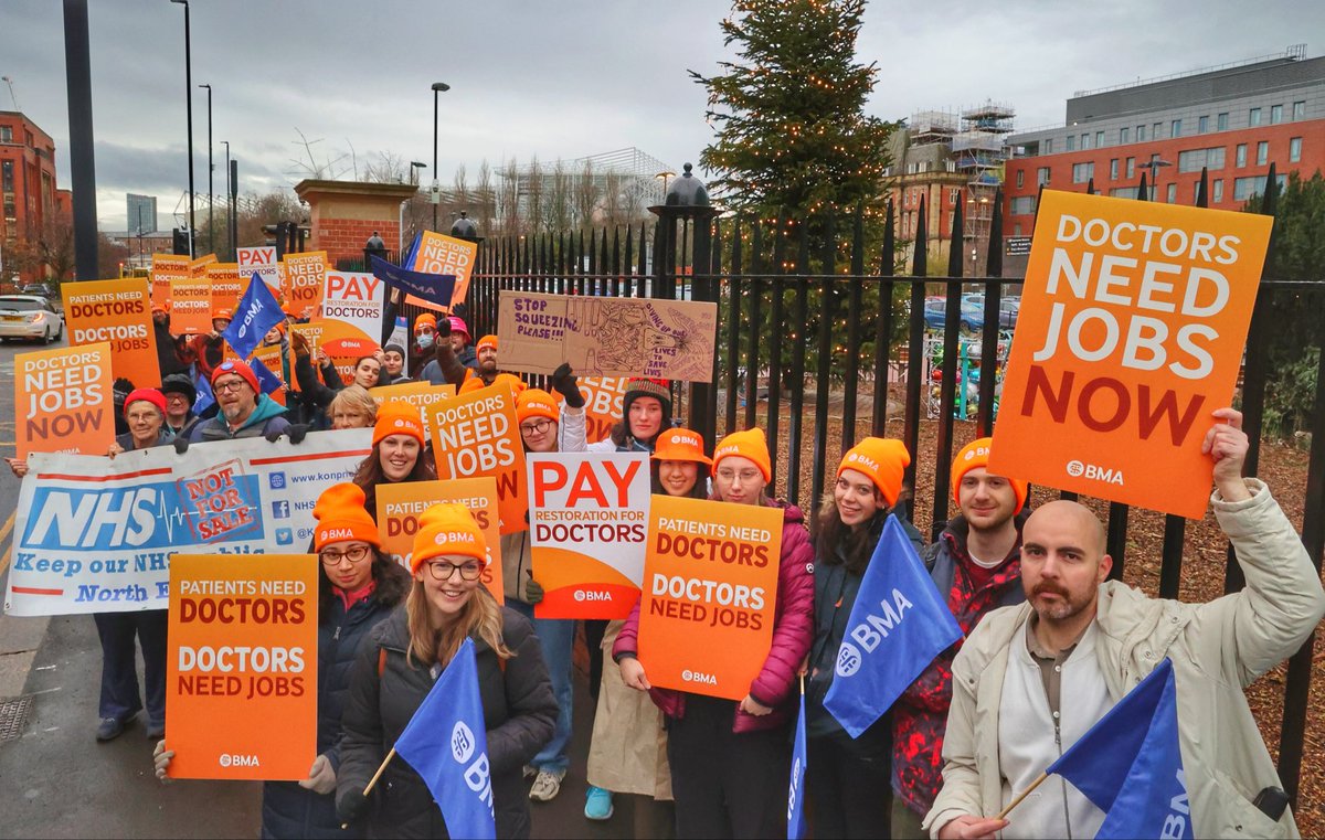 Picket line outside the RVI hospital in Newcastle this morning as Resident doctors in England begin five days of strike action after rejecting the government’s latest offer to resolve the long-running dispute over pay and jobs, .Pic by <a href="/RaoulDixonNNP/">Raoul Dixon</a> <a href="/TheBMA/">The BMA</a> #DoctorsStrike