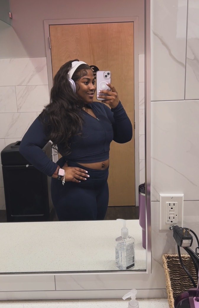 _cyner's tweet image. I woke up outta my sleep to stare at my new body. This recomp is going amazing !