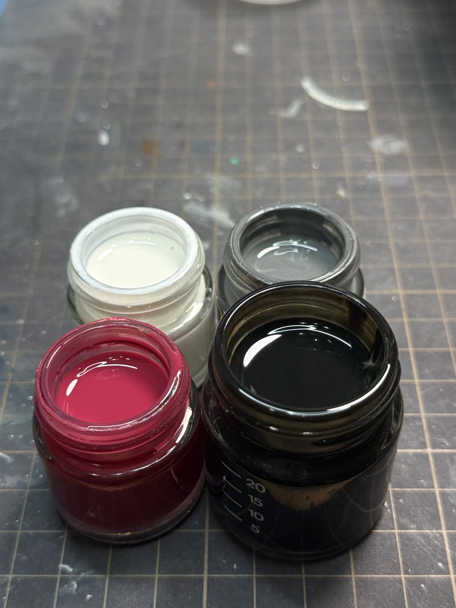 グレー以外は調色してみた
ｷｮﾛ(･ω･`三′･ω･)ｷｮﾛ
塗ってみないとわからないけど
黒色は半分緑色ぶち込んでみたからねwww
黒は立ちすぎず、黒に見える様な色を
狙ってます

案外オイラはぶっつけ本番で吹きます
(*´∀︎`)ｸｽｸｽ
ウェザリングで色味かわるからね
なんとかなるでしょ