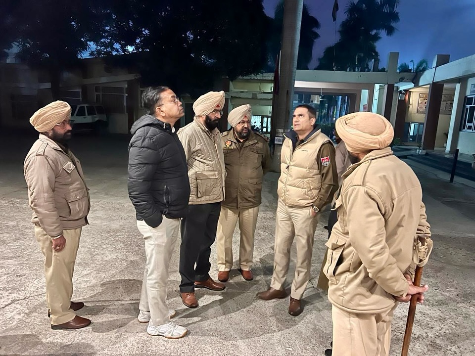 JalandharRange's tweet image. ਹੁਸ਼ਿਆਰਪੁਰ ਪੁਲਿਸ ਵੱਲੋਂ ਗਿਣਤੀ ਕੇਂਦਰਾਂ ’ਤੇ ਸੁਰੱਖਿਆ ਦੇ ਪੁਖਤਾ ਪ੍ਰਬੰਧ ਕੀਤੇ ਗਏ ਹਨ, ਤਾਂ ਜੋ ਵੋਟਾਂ ਦੀ ਗਿਣਤੀ ਸ਼ਾਂਤੀਪੂਰਨ, ਨਿਰਪੱਖ ਅਤੇ ਸੁਰੱਖਿਅਤ ਢੰਗ ਨਾਲ ਯਕੀਨੀ ਬਣਾਈ ਜਾ ਸਕੇ।

#ElectionSecurity #CountingDay #LawAndOrder #PeacefulProcess #PoliceOnDuty