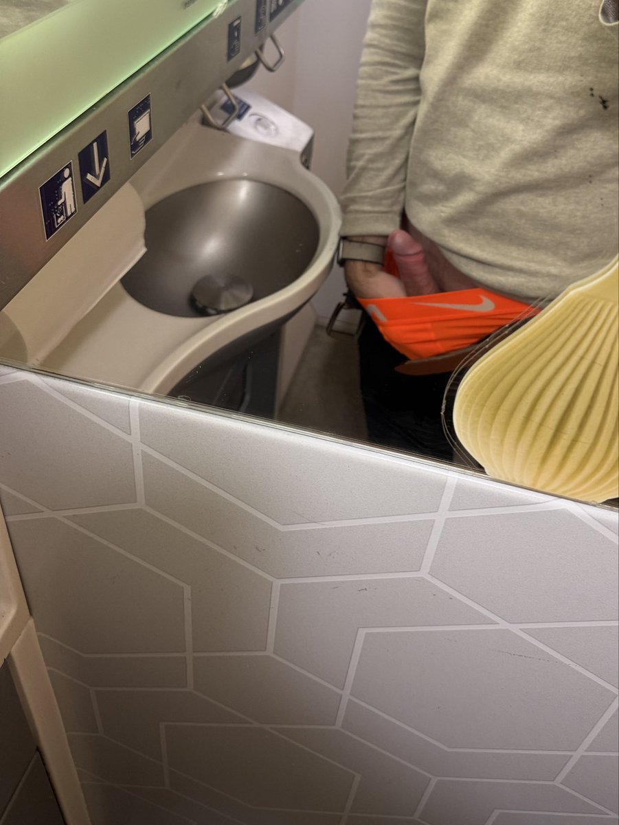 Ich habe eben richtig fett in der Bahn abgespritzt. Ab 100 RT poste ich hier das komplette Video 😈