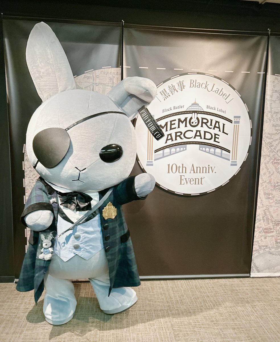 BlackLabel_KS's tweet photo. [黒執事 Black Label Memorial Arcade]
◤ビターラビット ミート＆グリート🐰◢

東京会場にビターラビットくんが遊びにきてくれました！
ジャケットにアクリルバッジをつけて、うれしそうなご様子でした✨

☑️東京会場は12/25まで
☑️愛知会場は1/10より開催
https://t.co/tRRWj4mkKY

#ビタラビ https://t.co/UfTWVhWTJP