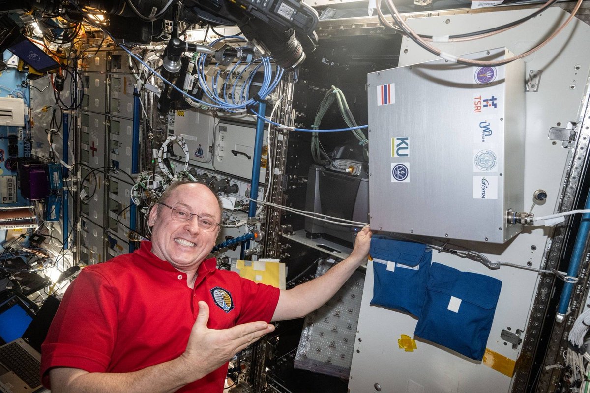 🇹🇭 ธงชาติไทย บนสถานีอวกาศนานาชาติ!

นี่คือภาพถ่ายอุปกรณ์การทดลอง Thailand Liquid Crystals in Space (TLC) ขณะได้ถูกติดตั้ง เพื่อเริ่มทำการทดลองบนสถานีอวกาศฯ ISS!

ในภาพนี้ คุณ Mike Fincke นักบินอวกาศ NASA ได้ติดตั้งเพยโหลดการทดลองของไทย เข้ากับกล้องจุลทรรศน์ KERMIT