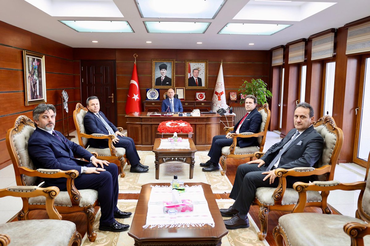 İl Millî Eğitim Müdürü Özgür Tokgöz ile görevlerine yeni başlayan İl Müdür Yardımcıları Hakan Demir, Ömer Hakyemez ve Ağabey Tanış’a ziyaretleri için teşekkür ediyor, vazifelerinde başarılar diliyorum.