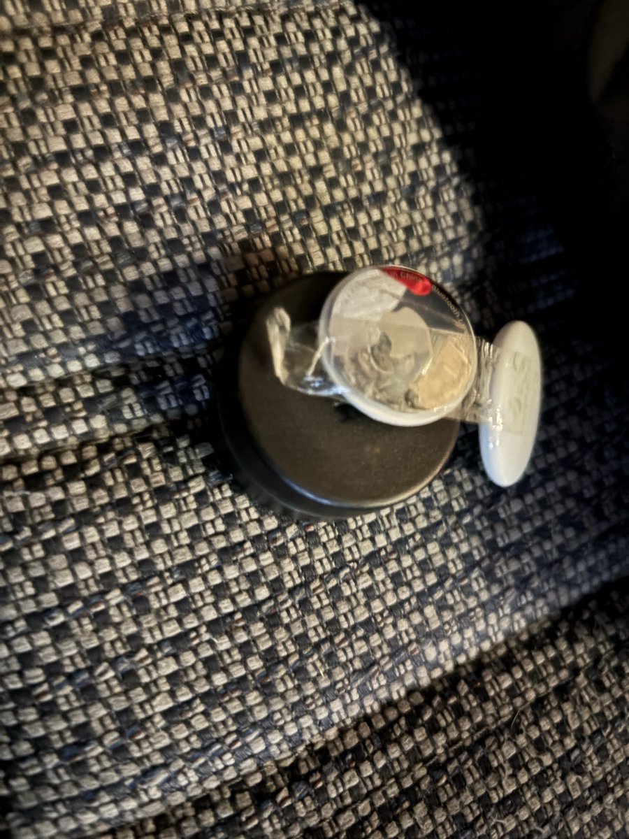 そしておそらく前のオーナーのものと思われるエアタグが、、、 多分