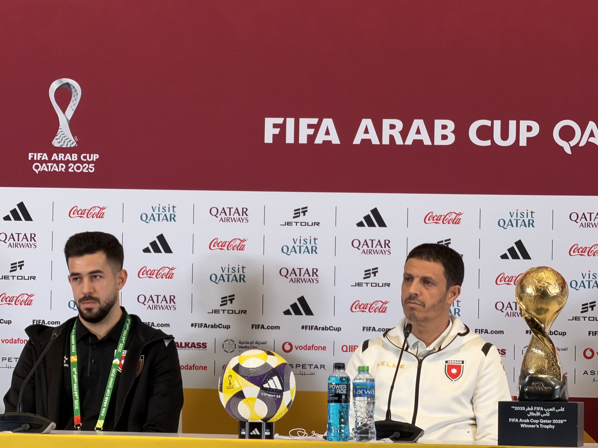 جمال السلامي مدرب منتخب الأردن في المؤتمر الصحافي: - لا أحد يشكك في حبّي لبلدي المغرب واعتزازي بمغربيتي حصلت على التكوين كلاعب وكمدرب في المغرب ونحظى بالدعم سواءً من يعمل داخل المغرب أو خارجه، أيضا لا أحد يشكك في كفائتي وأمانتي وسأواجه صديقي طارق السكتيوي وهو مدرب رائع. #المغرب_الأردن 