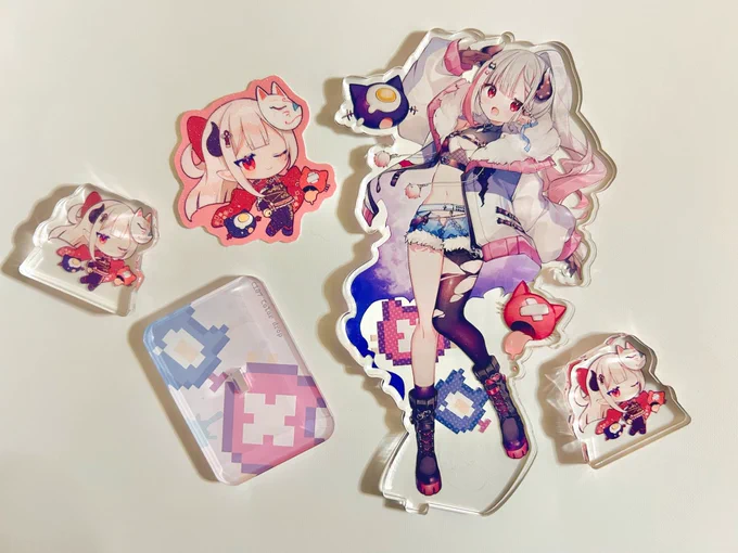 冬コミのにゃらかアクスタの実物写真(大きさ比較で他いろいろ)です!高さ14センチにワイドの台座にはドットの阿吽がこちらにも #C107