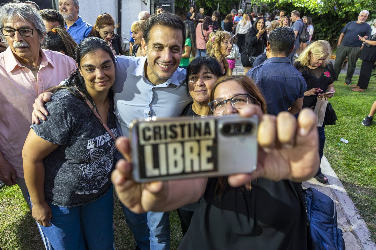 HugoDGregorio's tweet photo. Desde Lanús, cuna de resistencia al neoliberalismo y al gobierno negacionista y entreguista de Javier Milei, exigimos la libertad inmediata de nuestra compañera @CFKArgentina, perseguida y condenada por hacer feliz a nuestro pueblo.

#CristinaLibre 🇦🇷 https://t.co/wM33Ai4N5c