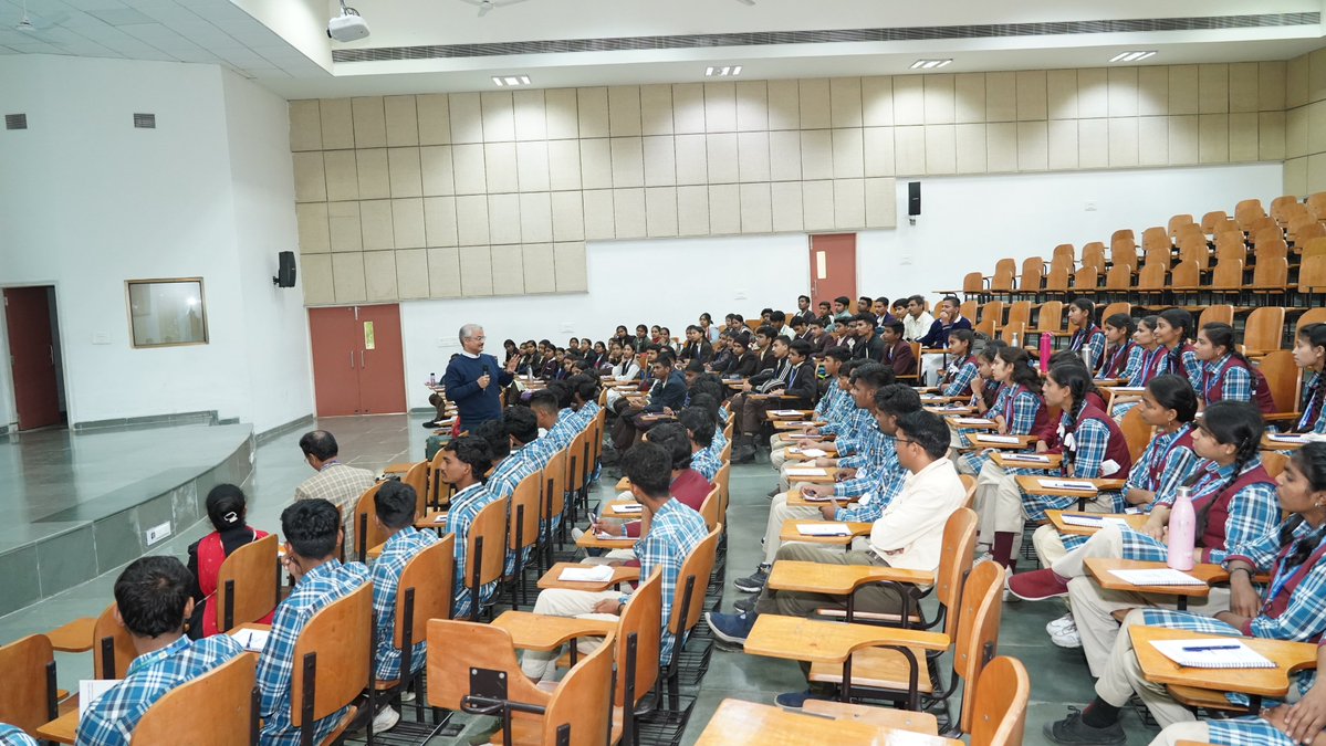 CS2_IISERB's tweet image. Students &amp;amp; teachers from GOVT HSS Excellence, Subhash, Bhopal &amp;amp; Govt CM RISE Vidyalaya, Nasrullaganj, explored the world of science at IISER Bhopal!
Talks by Prof. J. Sankar &amp;amp; Dr. Chandan Sahi, followed by exciting lab visits in Chem, Phy &amp;amp; Bio.