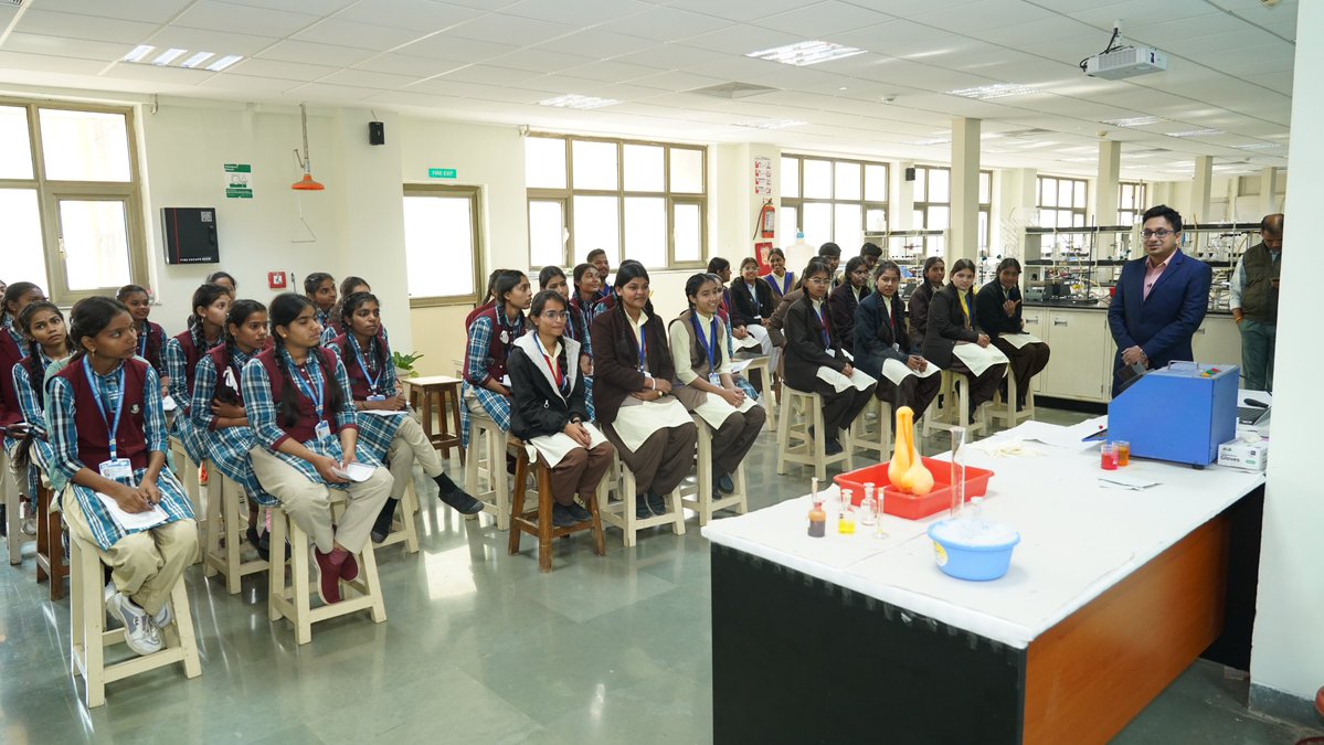 CS2_IISERB's tweet image. Students &amp;amp; teachers from GOVT HSS Excellence, Subhash, Bhopal &amp;amp; Govt CM RISE Vidyalaya, Nasrullaganj, explored the world of science at IISER Bhopal!
Talks by Prof. J. Sankar &amp;amp; Dr. Chandan Sahi, followed by exciting lab visits in Chem, Phy &amp;amp; Bio.