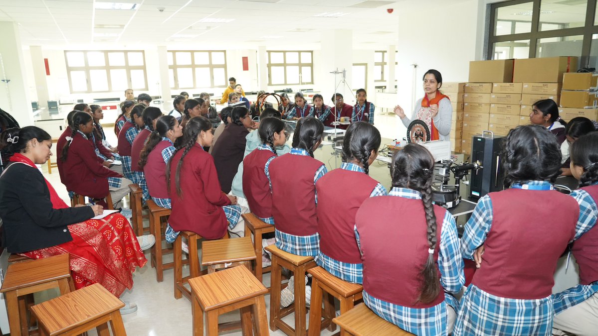 CS2_IISERB's tweet image. Students &amp;amp; teachers from GOVT HSS Excellence, Subhash, Bhopal &amp;amp; Govt CM RISE Vidyalaya, Nasrullaganj, explored the world of science at IISER Bhopal!
Talks by Prof. J. Sankar &amp;amp; Dr. Chandan Sahi, followed by exciting lab visits in Chem, Phy &amp;amp; Bio.