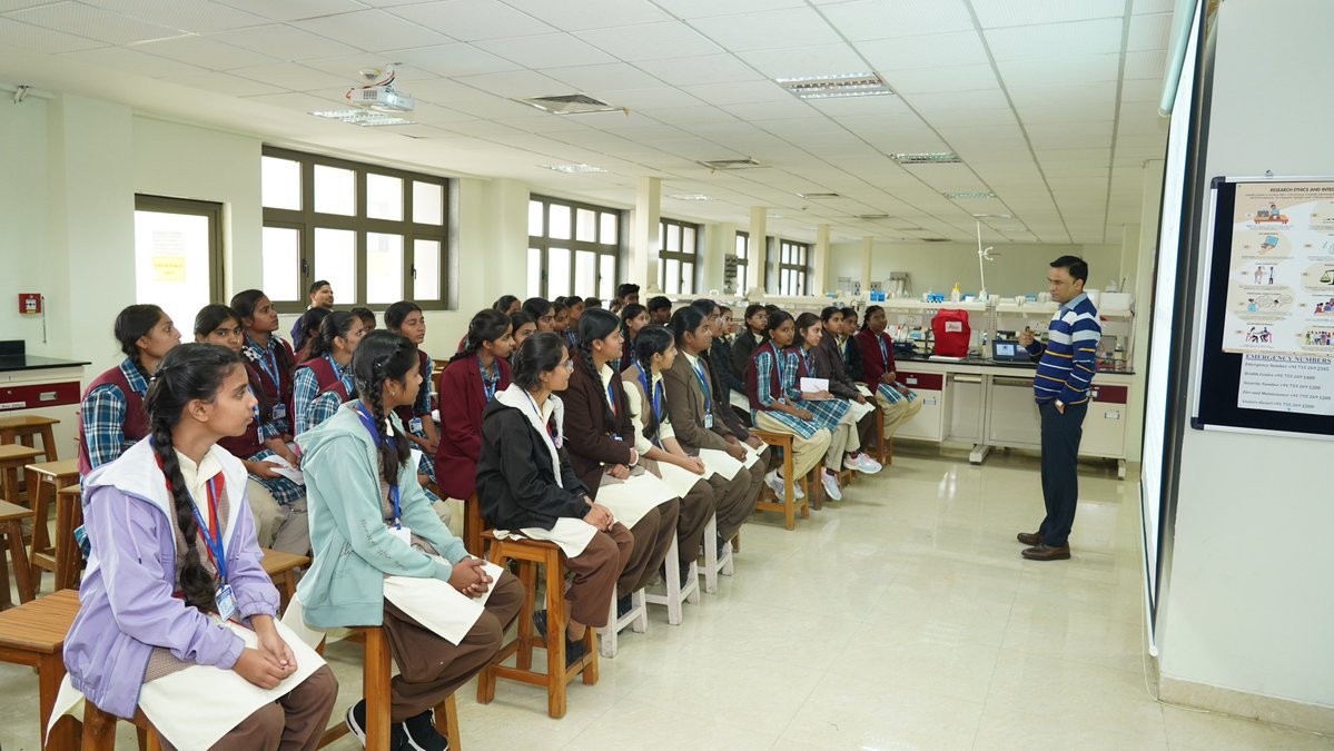 CS2_IISERB's tweet image. Students &amp;amp; teachers from GOVT HSS Excellence, Subhash, Bhopal &amp;amp; Govt CM RISE Vidyalaya, Nasrullaganj, explored the world of science at IISER Bhopal!
Talks by Prof. J. Sankar &amp;amp; Dr. Chandan Sahi, followed by exciting lab visits in Chem, Phy &amp;amp; Bio.