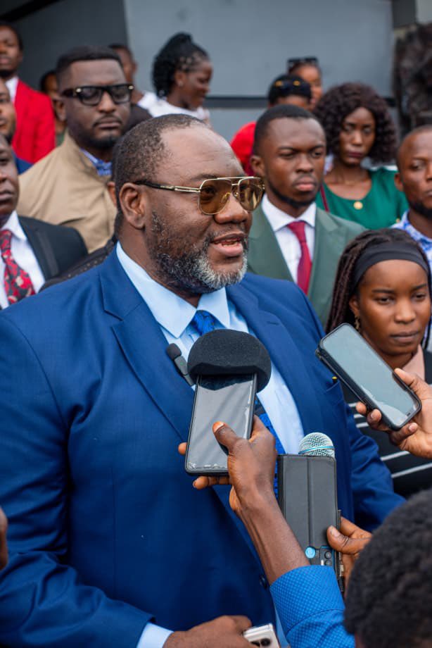 Un rappel aux politiques congolais :

A Goma et Bukavu, il n y a ni majorité, ni opposition, ni parti politique, ni constitution, ni loi, seule la volonté de sultani Makenga est à la fois tout ça.

Et dire qu'il y a certains politiques (maj et opp), qui attendent les m23, pcq