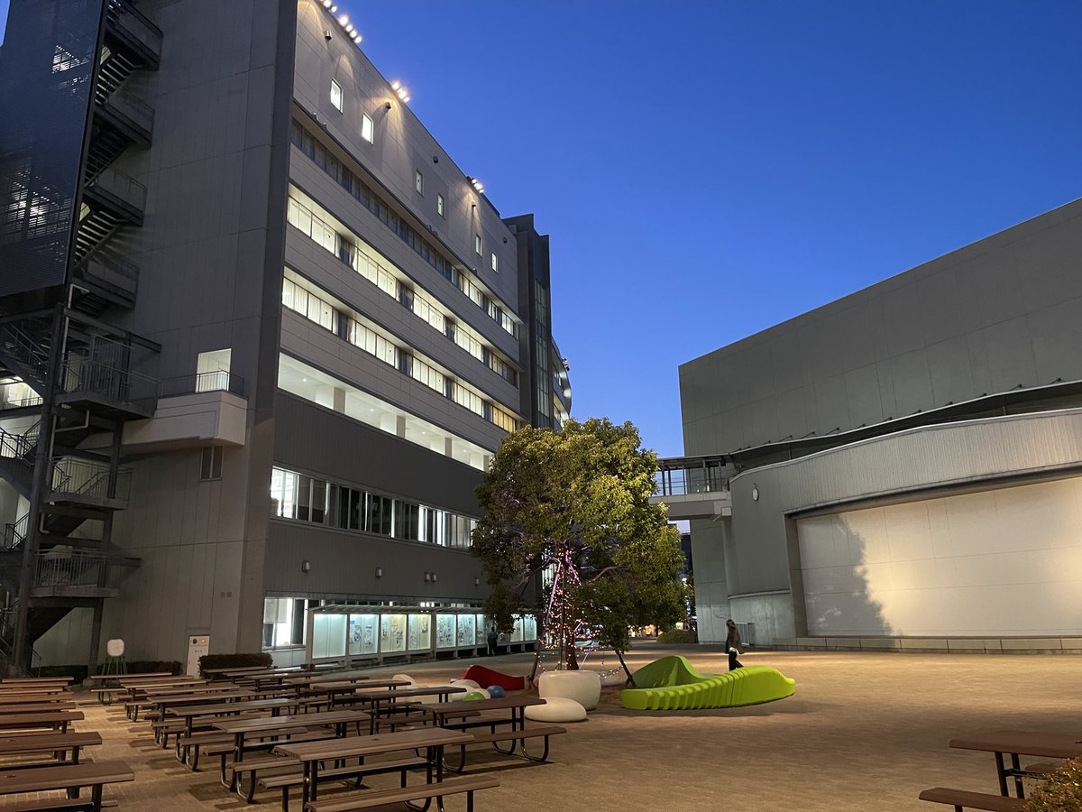 本日17日は、母校日大芸術学部で、『野火』上映と短いトークを行いました。10年強の上映で一応の一区切りをつけましたが、今後は夏の終戦記念日と限らず上映をしていきますので、上映を企画される方は新日本映画社にお問い合わせください。
学生さんたちに混じって昼ごはんを食べました。