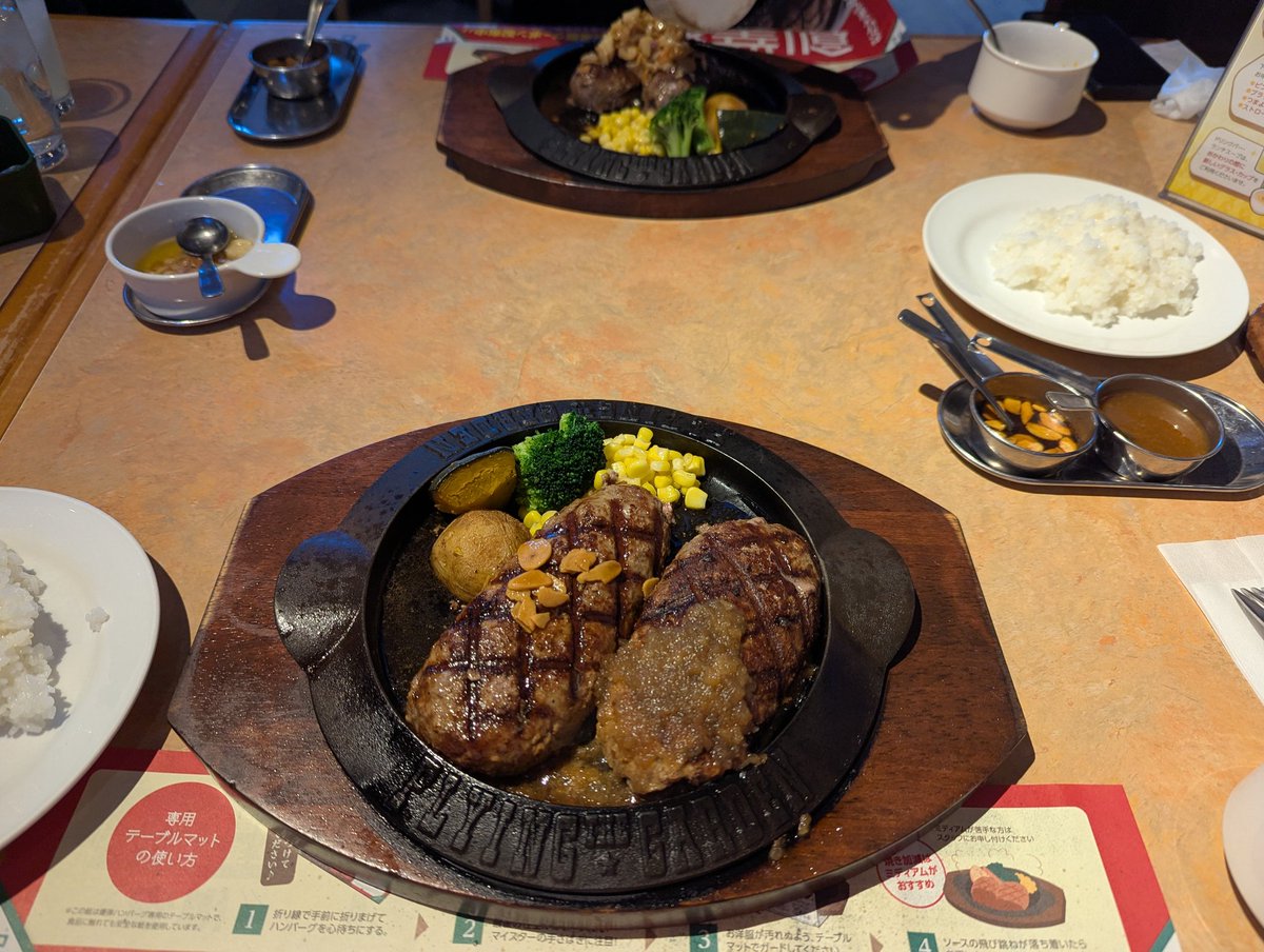 友人と爆弾ハンバーグ食べに埼玉までロードバイクで行った。
友人はモーターバイクで来た。
帰りにちょっと一緒に走った(笑)