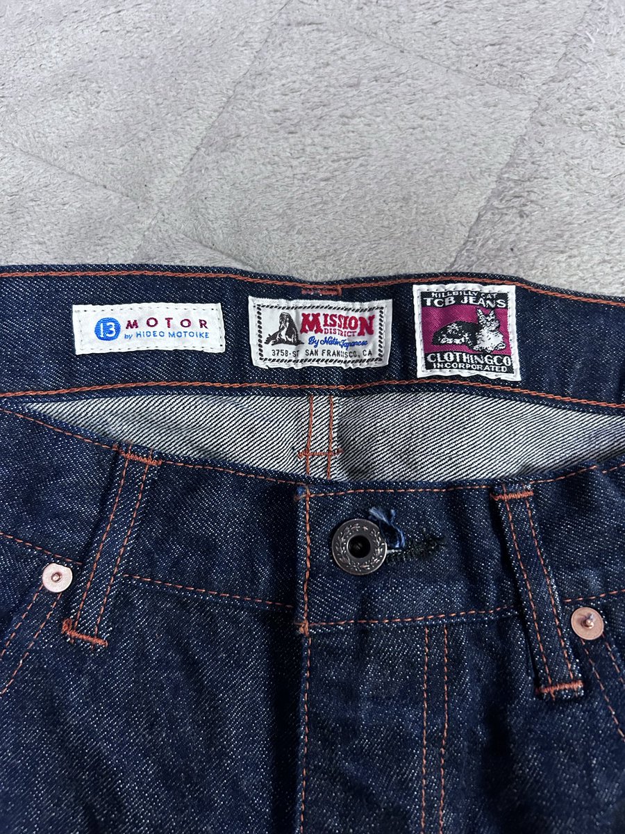 SanDiego_Jordan's tweet photo. いやぁ〜やっと届きました。
1年の構想を経て遂に完成したトリプルコラボジーンズ。
穿きやすいのですが、buggyなので経年変化は時間がかかりそうですね。
オレンジのトリプルステッチに3ブランドが融合した特製レザーパッチの存在感は最高ですね。
#tcbjeans
#moto
#missiondistrict https://t.co/Cagx5Cftkz