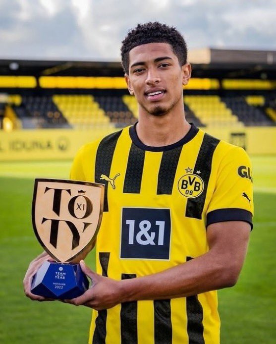 FB_granit's tweet image. 🚨THREE YEARS AGO TODAY

Jude Bellingham made the FIFA Team of the Year XI and became the first BVB player to make the XI.