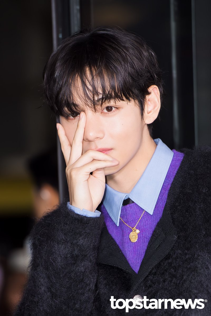 TSN_PHOTO's tweet photo. 방탄소년단 뷔, ‘월드스타의 여유’ (셀린느 포토콜) [HD포토] #셀린느 #CELINE #프리뷰 #뷔 #V #방탄소년단 #BTS https://t.co/HIuwSQ1eD0 <- Original Photo https://t.co/uZ6Dzj2cUs