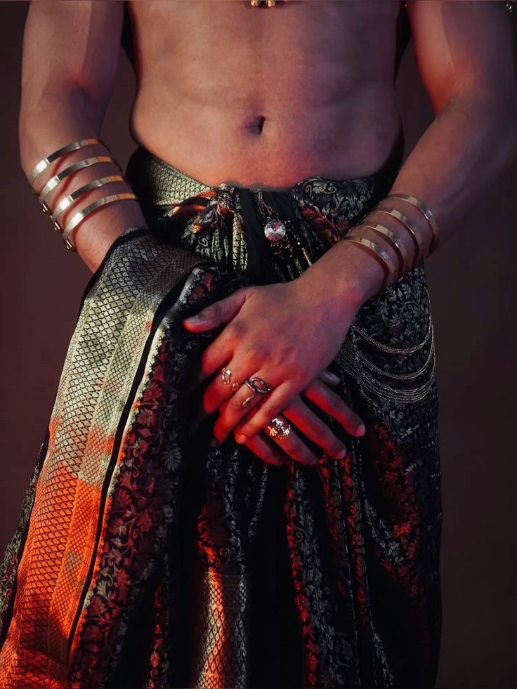 capripics's tweet image. Veretian + akielon clothes