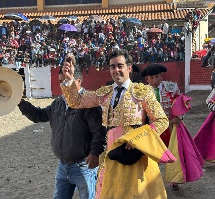 📝 CRÓNICAS

👉 Un firme Miguel de Pablo toca pelo en Pichiu
chicuelinasytafalleras.com/cronicas/un-fi… <a href="/M_dePablo/">Miguel De Pablo</a>