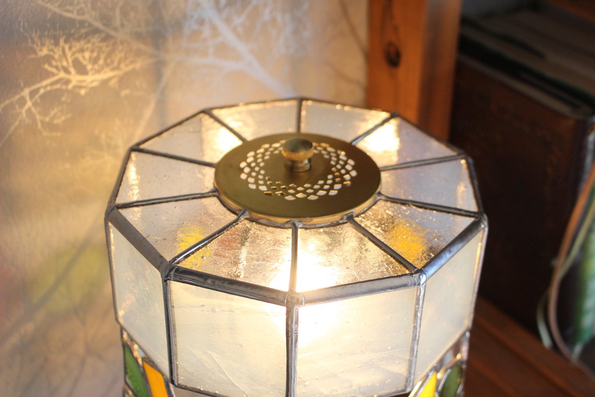 フルーツ輪舞曲（ロンド）
（170×170×170mm）

ガラスのフルーツ作品のラストは、豪勢なホールケーキのランプ。

撮影中、フルーツ達が手を繋いでるみたいだな〜と思ったため、この名前になりました💃

上から見るとカットしてあるように見えます。

#ステンドグラス
#萌え断