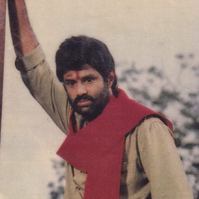 SkydreamMedia's tweet image. #MostHypedMovies - నిప్పురవ్వ 
రెండేళ్లు షూటింగ్, హై బడ్జెట్ ,కధలో #Vijayashanthi జోక్యం , ఇద్దరి మధ్య గొడవలు . ముగ్గురు మ్యూజిక్ డైరెక్టర్స్. సినిమా పూర్తయ్యాక దీన్నిపూర్తిగా వదిలేసి ,అదేరోజు పోటీగా ఇంకో మూవీని రిలీజ్ చేసాడు #Balakrishna  దాంతో భారీ హైప్ తెచ్చుకుంది #Nippuravva