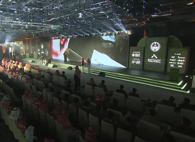 الخدمات الجديدة في منصة أبشر: - "مساعد أبشر" في الذكاء الاصطناعي التوكيلي - "ميدان الشامل" لتعزيز الأمن والسلامة - "قاعدة البيانات المركزيّة" لتحليل بلاغات 911 - "المحادثات الآمنة" عبر تطبيق أبشر - "تحدّث مع بياناتك" لدعم اتخاذ القرار للقيادات 