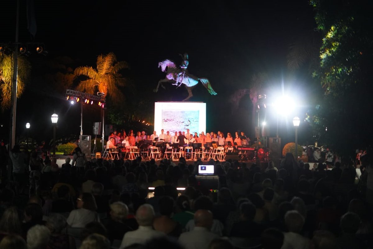 Navidad Encantada 2025: una noche de música y celebración en el corazón de la ciudad. rafaela.gob.ar/Sitio/Noticia.… #RafaelaCiudad