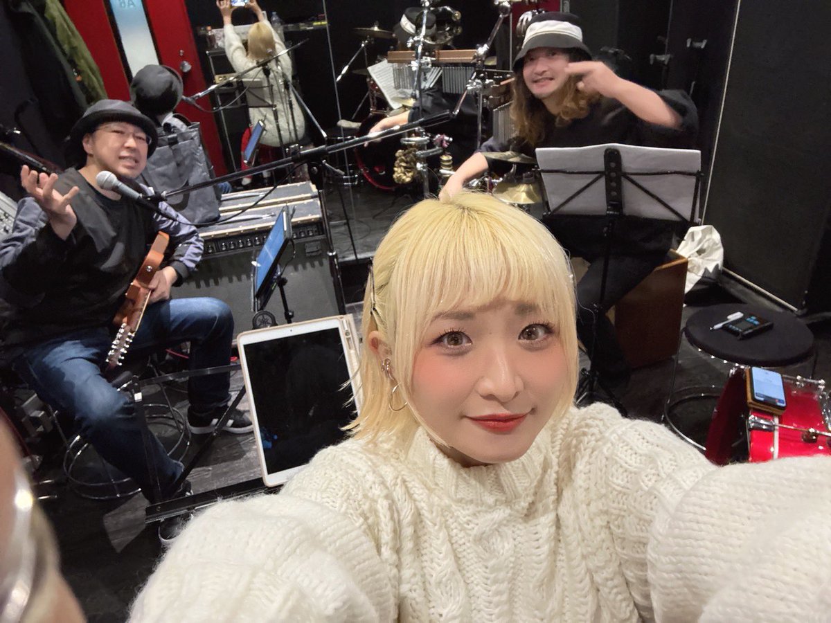 本日はPEPESALEリハでした！12/21に東京音実劇場でアコースティックライブです。今年最後のPEPESALEライブ！見に来てくんろ🤩

詳細はブログにて⬇️
ameblo.jp/pepe-sale/entr…